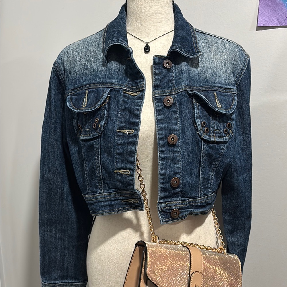 Stylish Denim Jacket with Brown Button Accents